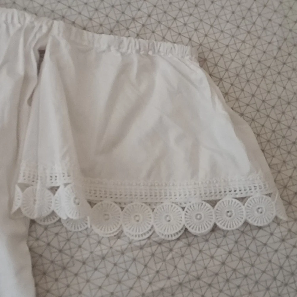 Elegant White Lace Trim Sleepwear Top - Picture 2 of 3
